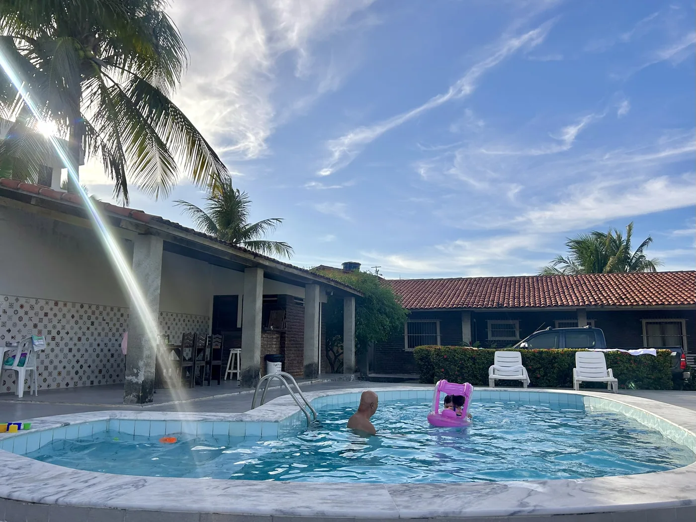 Prainha infantil da piscina em uso pela família