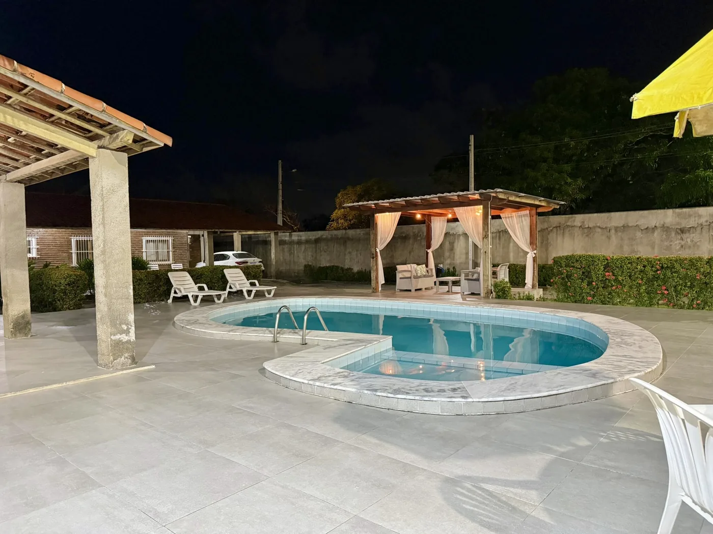 Piscina iluminada à noite