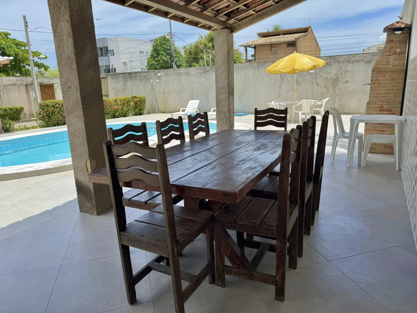 Mesa de madeira para dez pessoas na área gourmet