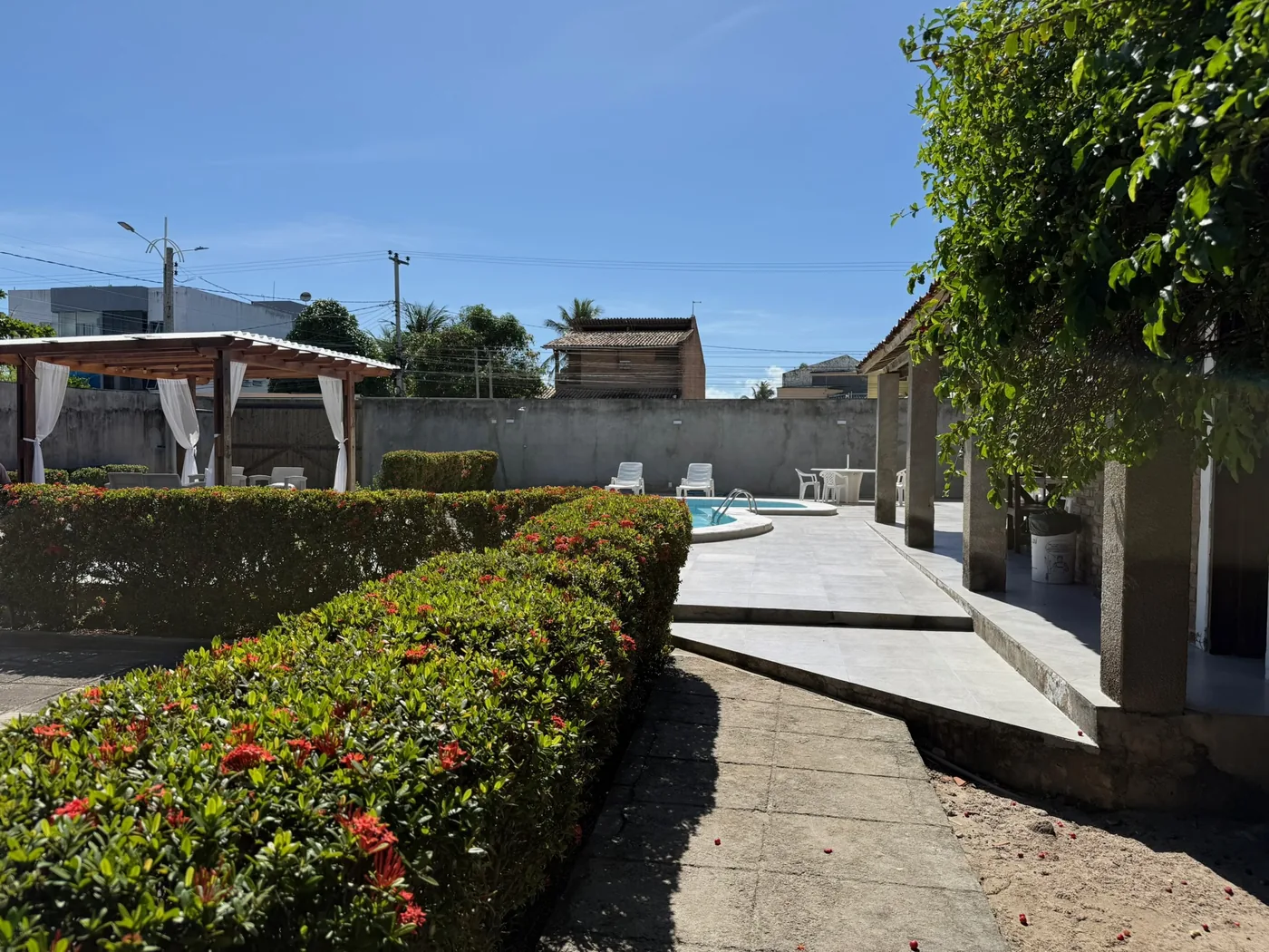 Jardim com cercas-vivas floridas